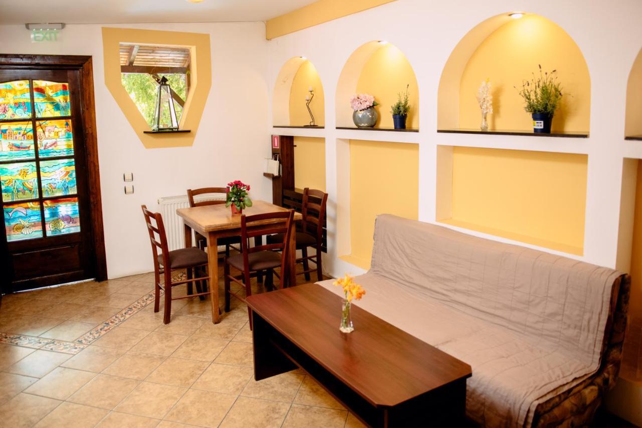Casa Mica Guesthouse بوخارست المظهر الخارجي الصورة