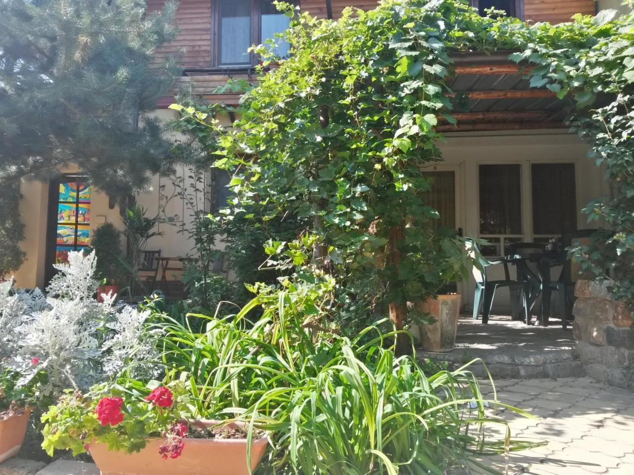 Casa Mica Guesthouse بوخارست المظهر الخارجي الصورة
